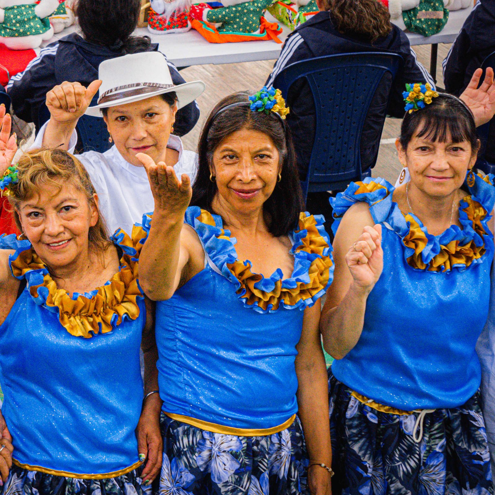 imagen personas mayores saludando